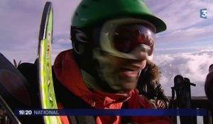 Alpe d'Huez : des skieurs descendent la Sarenne en nocturne