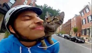 Rudi Saldia promène son chat à vélo dans les rues de la ville
