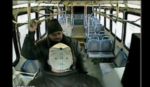 Un chauffeur de bus dégomme un de ses passagers ...