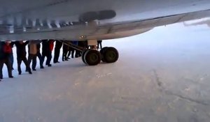 En Russie quand il gèle il faut pousser les avions, normal quoi !