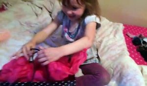 Elle reçoit un chaton pour son anniversaire. Sa réaction est magique !