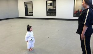 Cette fille de 3 ans est déjà une vraie championne du Taekwondo !
