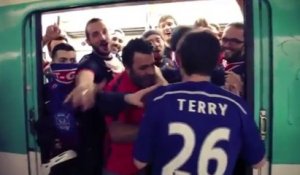 Après la victoire, les supporters du PSG rejouent la scène du métro