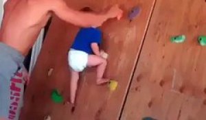 Ce bébé de 20 mois est un CHAMPION d'ESCALADE !