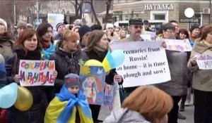 Chaîne humaine à Marioupol en faveur d'une "Ukraine unie"