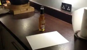Ouvrir une bière avec une feuille de papier