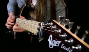 A 15 ans, cette fille est un génie de la guitare. Admirez la performence !