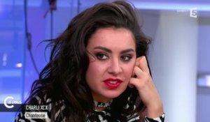 Charlie XCX sur la masturbation - C à vous - 17/03/2015