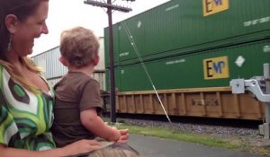 Un enfant voit son père conduire un train