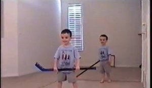 Deux jumeaux célèbrent un but de hockey comme les pros