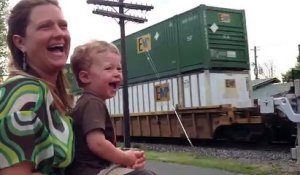 Ce petit est en adoration devant son père conducteur de train !