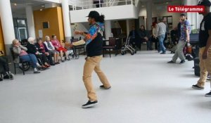 Saint-Brieuc. La danse hip-hop séduit les seniors d'un foyer-logements