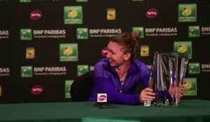 La joueuse de Tennis Simona Halep n'arrive pas à soulever son trophée - BNP Paribas Open
