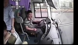 Accident de bus terrible : on comprend l'importance de la ceinture de sécurité!