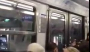 Un conducteur de métro parisien chante sur la ligne 6