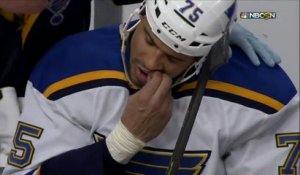 Un joueur de Hockey s'arrache sa propre dent cassée après un choc bien violent