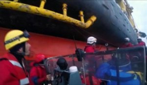 Une plateforme pétrolière en route vers l'Arctique prise d'assaut par des militants de Greenpeace