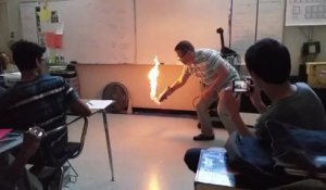 Un prof de chimie met le feu à sa salle de classe