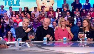 Arthur embrasse Laurent Ruquier dans "Les enfants de la télé"