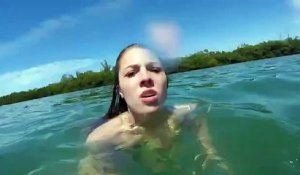 ELLE PANIQUE quand elle aperçoit un LAMENTIN dans l'eau !