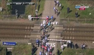 Le peloton franchit un passage à niveau au Paris-Roubaix