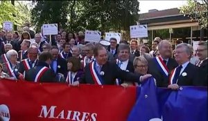 Des maires "en colère" se font entendre au passage de Manuel Valls