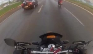 Un motard se prend un pneu en pleine tête