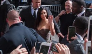 Kim Kardashian dévoile son décolleté à Paris