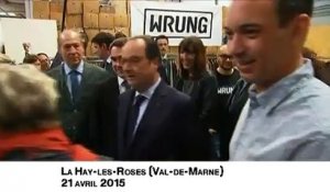 François Hollande se fait offrir un t-shirt à l'effigie de Jacques Chirac