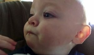 Un bébé met une claque à l'iPhone 6 de son père