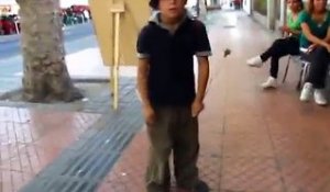 Un gamin  joue de la batterie et danse dans la rue!