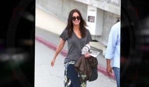 Megan Fox a une tenue décontractée et pose avec des fans à l'aéroport de Los Angeles