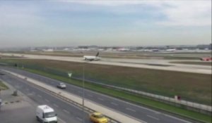 Istanbul : un avion atterrit avec un réacteur en feu