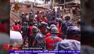Après le tremblement de terre à Katmandou, des victimes et un champ de gravats