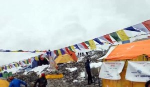 Les images impressionantes d'une avalanche au Népal
