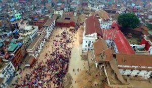 Un drone survole le centre historique ravagé de Katmandou