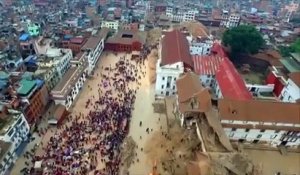 Un drone survole le centre historique ravagé de Katmandou