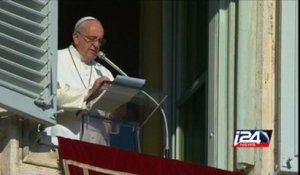Pope Francis leads Christmas prayers