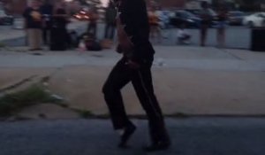Un homme imite Michael Jackson au beau milieu des émeutes de Baltimore
