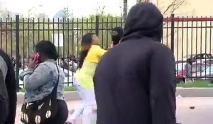 Une mère attrape son fils pendant les émeutes de Baltimore et lui met une belle correction!
