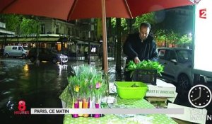Au Trocadero, les vendeurs de muguets se préparent