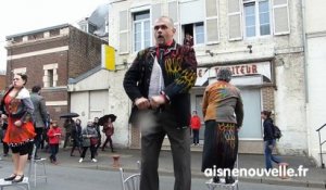 Les artistes vivants dans les rues de Guise pour le 1er Mai du Familistère
