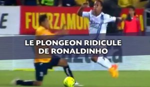 Ronaldinho nous offre le plongeon le plus ridicule de la saison