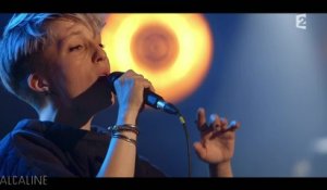 Alcaline, le Concert : Jeanne Added - Look At Them en live