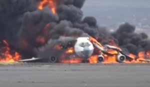 Un avion cargo en flammes sur la piste de l'aéroport de Sanaa