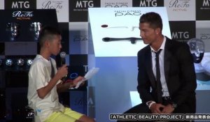 Cristiano Ronaldo soutient un enfant qui essaie de lui parler en portugais