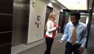 Prank : Un homme coupé en 2 fait flipper les gens dans l'ascenseur!