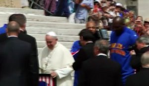 Le pape François s'essaie au basket avec les Harlem Globetrotters