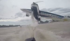 Un avion frôle leur bateau
