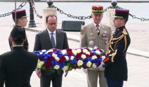 8 Mai : Laurent Fabius, John Kerry et François Hollande fleurissent la tombe du soldat inconnu